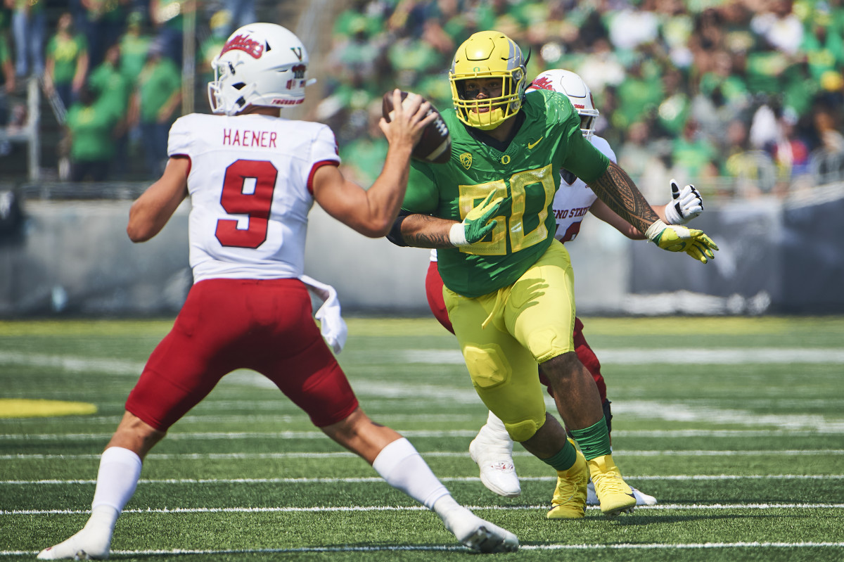 Popo Aumavae applies pressure on Fresno State Bulldogs quarterback Jake Haener during a game at Autzen Stadium in September 2021.